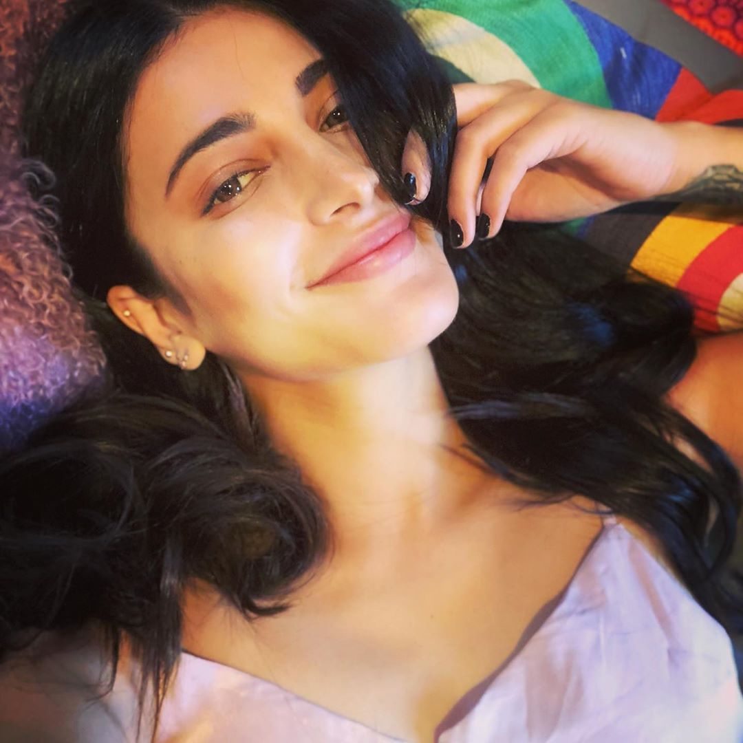 Bollywood Actors are active on Twitter and Look at those attractive Pics - Shruthi Hasan - webypost