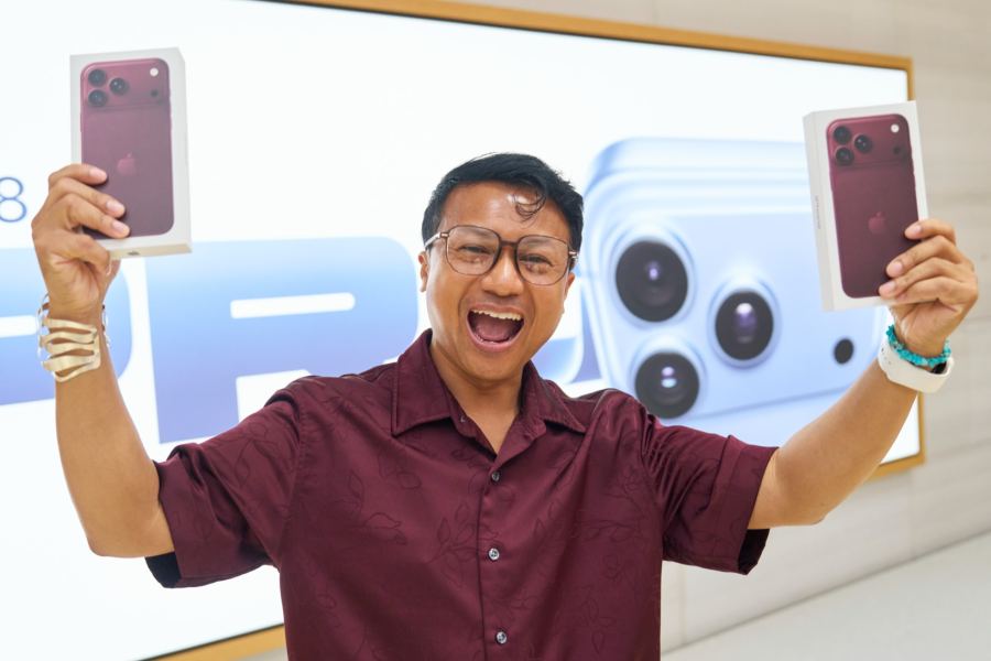 Customers celebrating new iPhone 18 Pro purchases at Apple Fifth Avenue