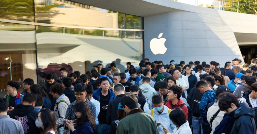 Long lines outside an Apple Store in Shanghai on iPhone Duo launch day