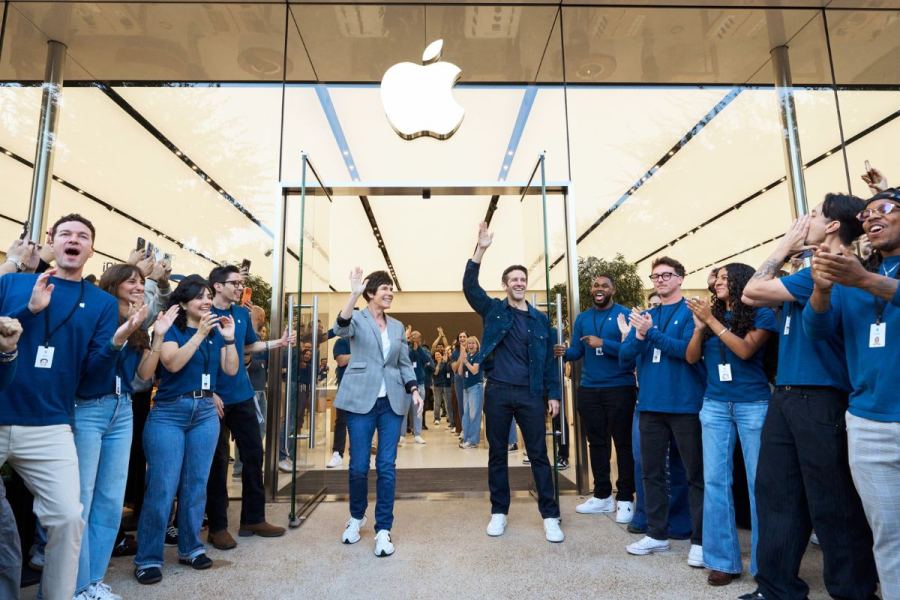 John Ternus and Deirdre O’Brien greeting customers on iPhone Duo launch day