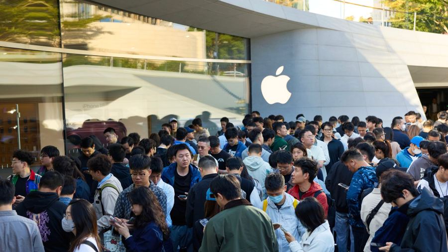 Queues outside Apple Jing’an in Shanghai on launch day